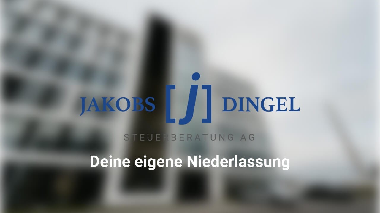 Logo Jakobs Dingel Steuerberatung AG über verschwommenem Bürogebäude, Text: Deine eigene Steuerberatung - ohne Risiko.