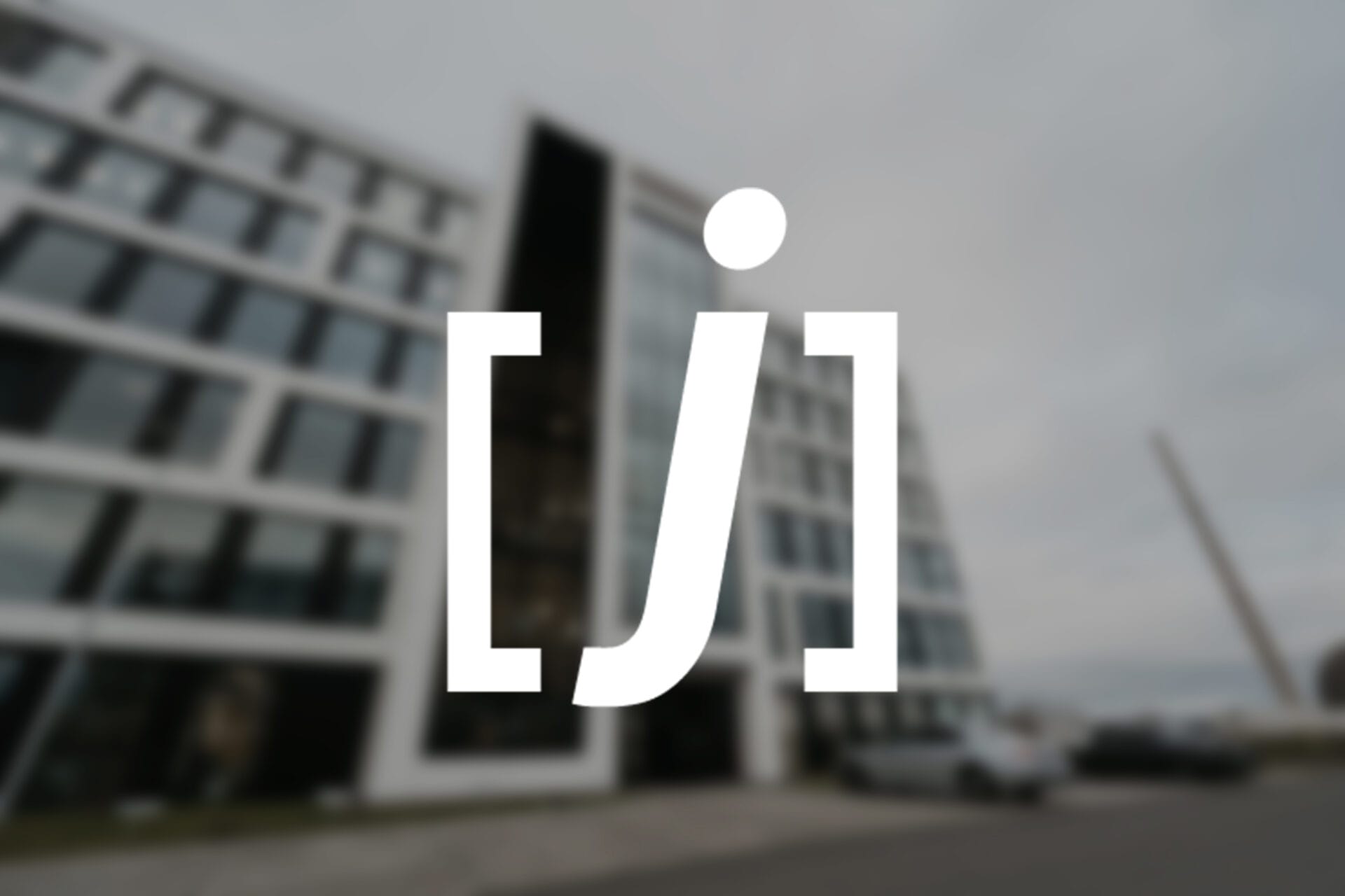 Abstrakter Hintergrund mit weißen geometrischen Quadraten und einer blauen stilisierten Klammer und dem Buchstaben J auf der rechten Seite.